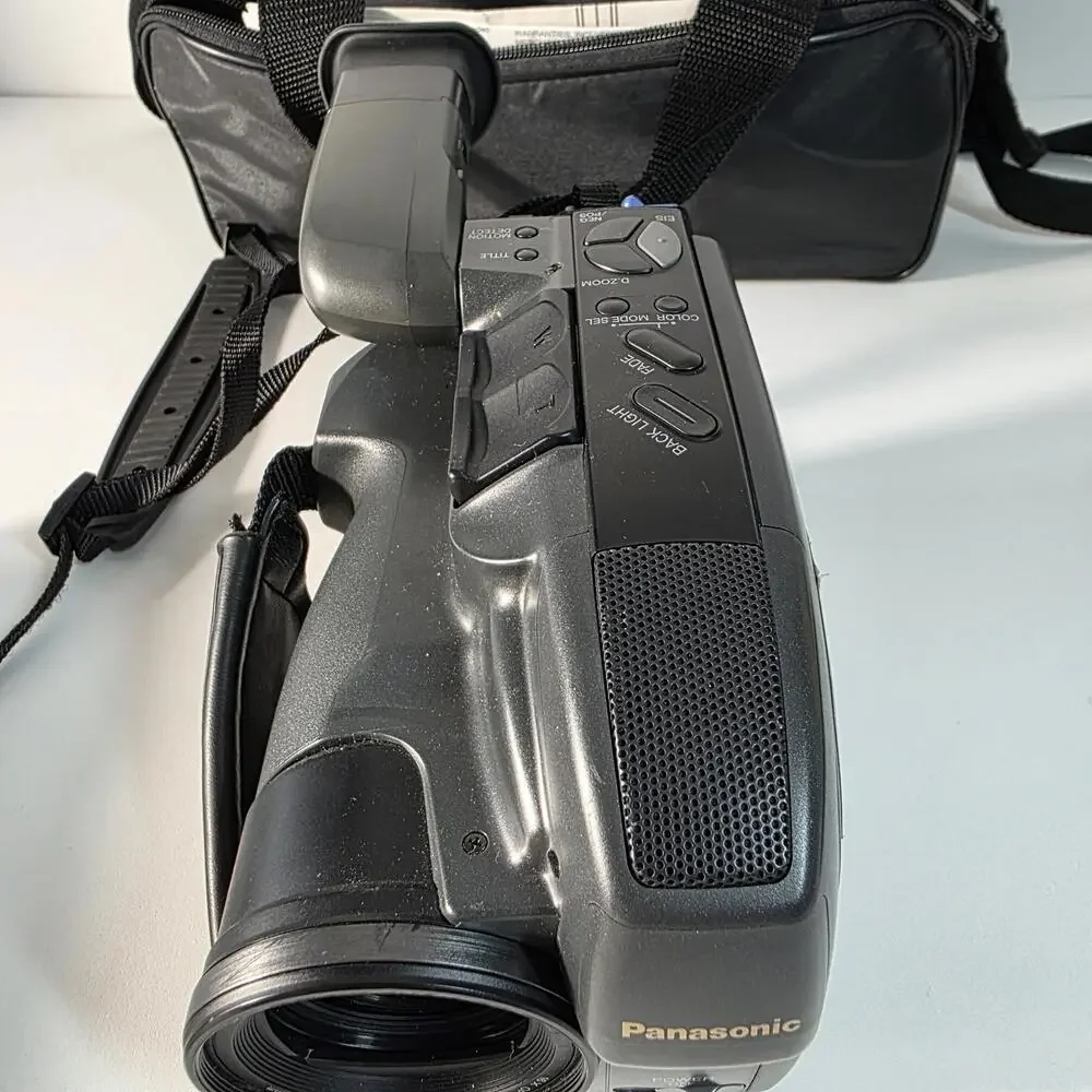 Panasonic PV-D496D Camcorder VHSC 22x Digital 16x Optical Zoom w/Extras TESTED
